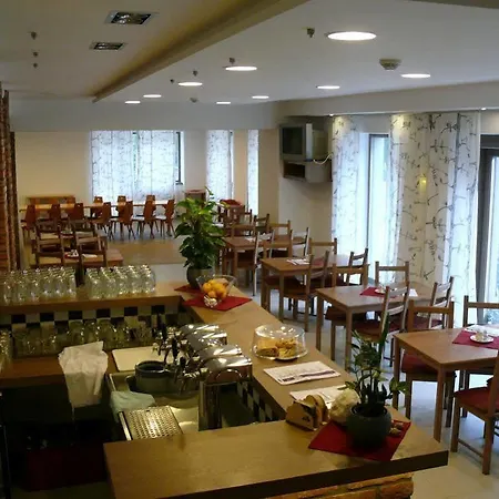 祖布尔酒店 3* Ujcov