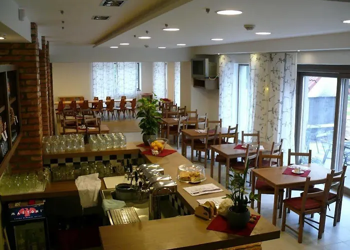 祖布尔酒店 3* Ujcov